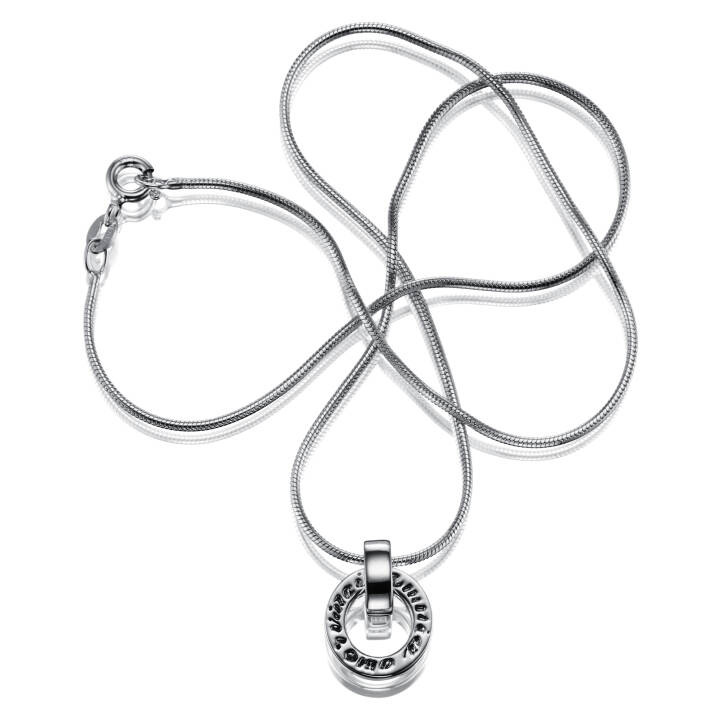 Ring Around - Amor Vincit Omnia Hängeschmuck Silber in der Gruppe Halsketten / Silberhalsketten bei SCANDINAVIAN JEWELRY DESIGN (11-100-00488-0000)