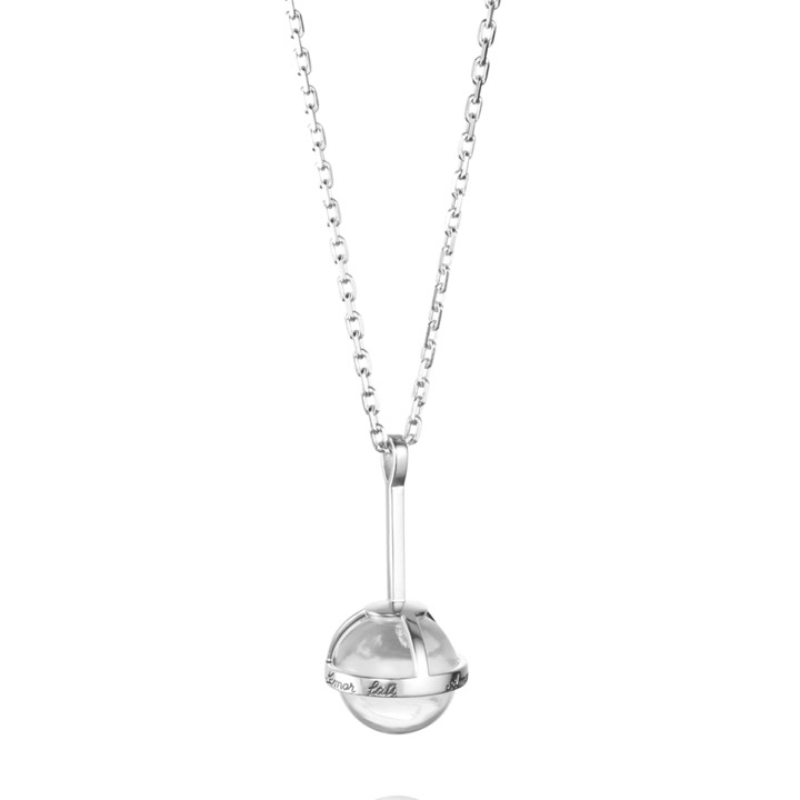 Amor Fati Globe - Crystal Quartz Hängeschmuck Silber in der Gruppe Halsketten / Silberhalsketten bei SCANDINAVIAN JEWELRY DESIGN (11-100-01518)