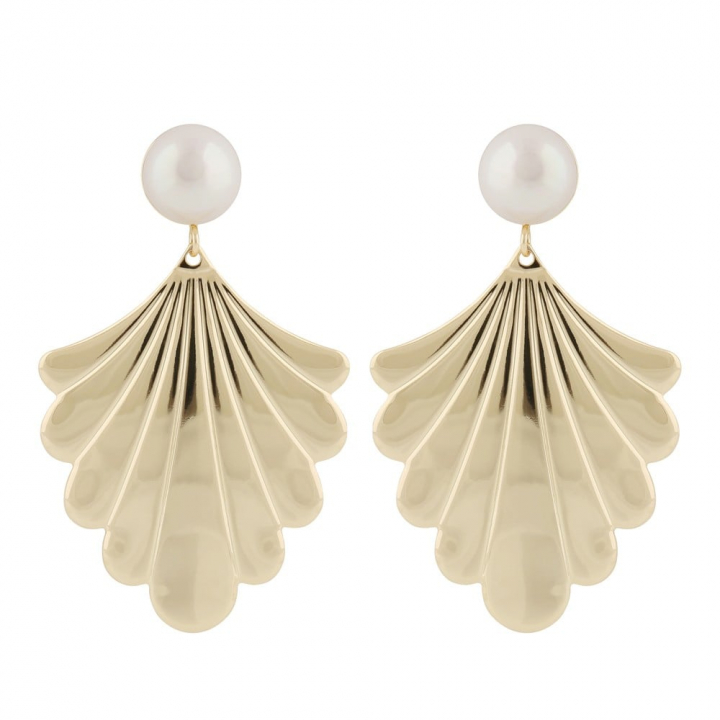 Lydia big pearl pendant ear in der Gruppe Ohrringe / Perlenohrringe bei SCANDINAVIAN JEWELRY DESIGN (1292-7600362)