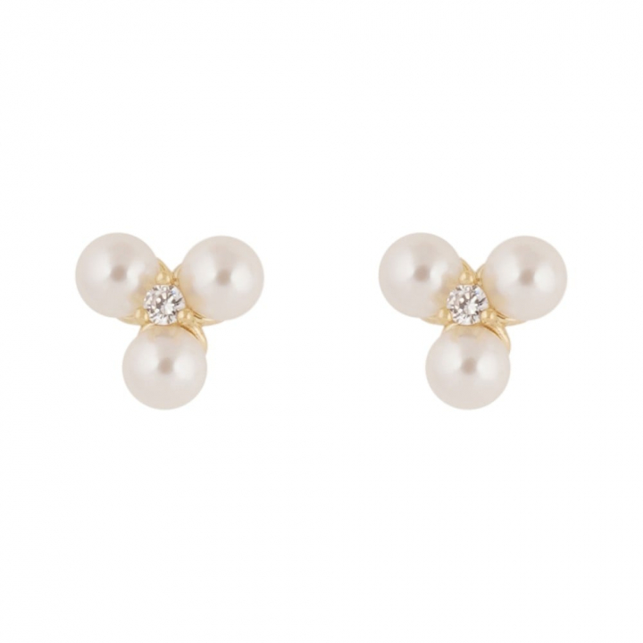 Eira tripple pearl ear Gold in der Gruppe Ohrringe / Perlenohrringe bei SCANDINAVIAN JEWELRY DESIGN (1368-6100-362)