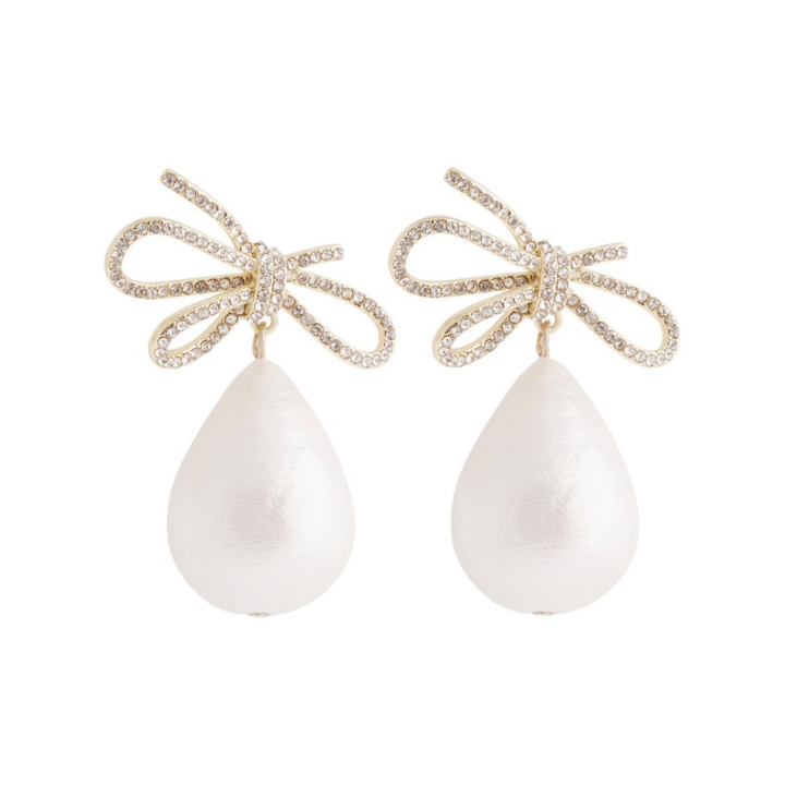Ribbon crystal pearl Earrings Gold in der Gruppe Ohrringe / Goldohrringe bei SCANDINAVIAN JEWELRY DESIGN (1380-6700-251)