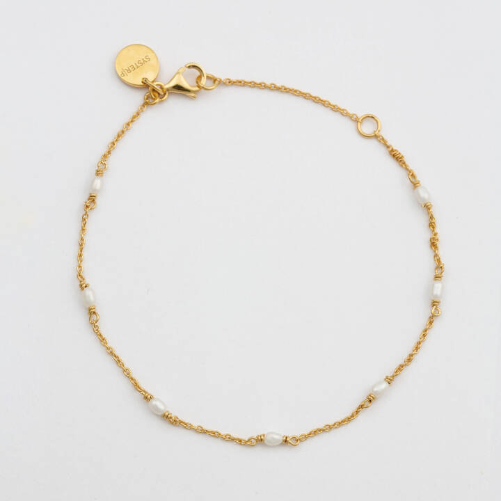 Treasure Multi Pearl Bracelet Gold in der Gruppe Armbänder / Goldarmbänder bei SCANDINAVIAN JEWELRY DESIGN (BG1256)