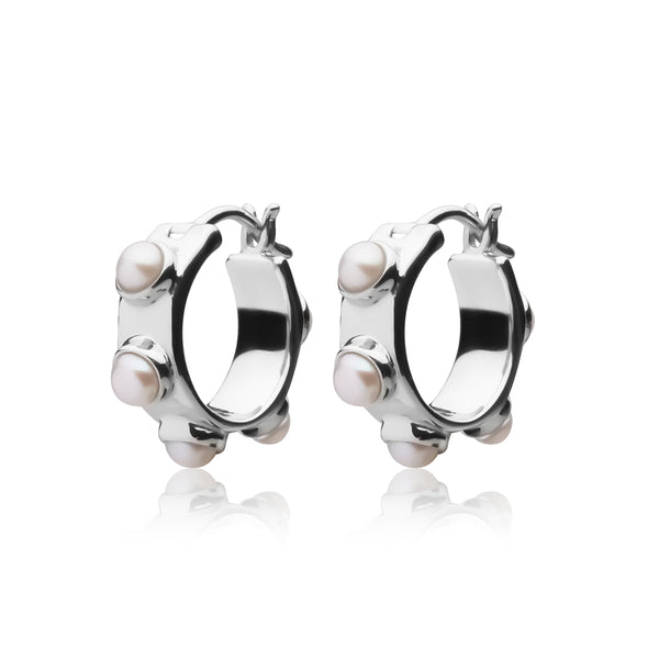 Funky Pearl Mini Hoops Ohrring (Silber) in der Gruppe Ohrringe / Perlenohrringe bei SCANDINAVIAN JEWELRY DESIGN (E2118RHS0-OS)