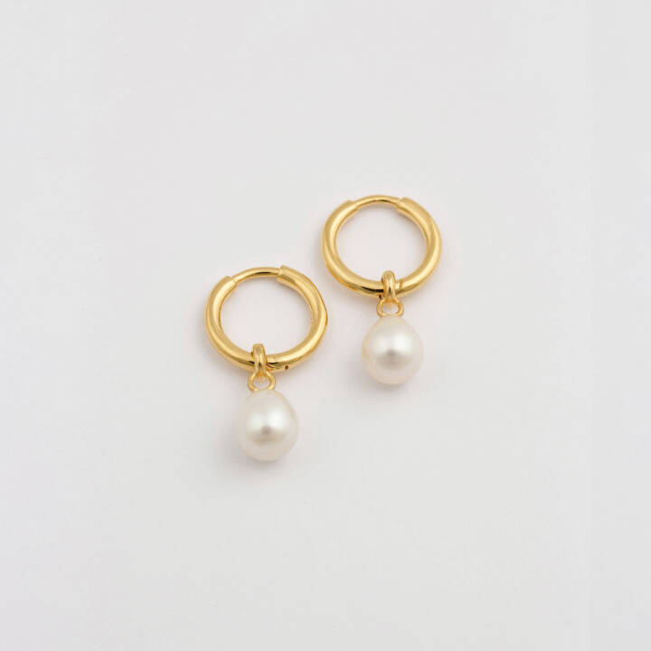Treasure Pearl Hoops Gold in der Gruppe Ohrringe / Perlenohrringe bei SCANDINAVIAN JEWELRY DESIGN (EG1210)