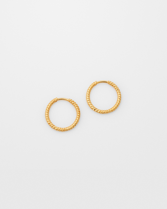 Beloved Twisted Medium Hoops Gold in der Gruppe Ohrringe / Goldohrringe bei SCANDINAVIAN JEWELRY DESIGN (EG1259)