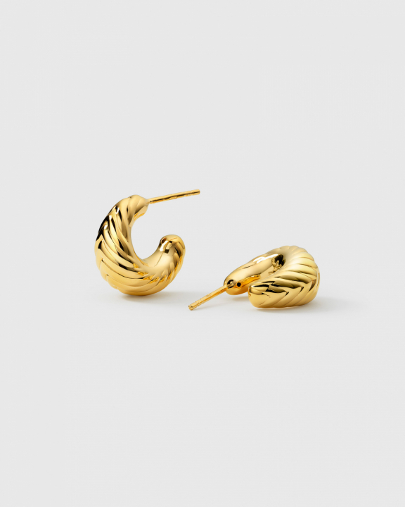 Bolded Little Sis Chevron Gold in der Gruppe Ohrringe / Goldohrringe bei SCANDINAVIAN JEWELRY DESIGN (EG1292)