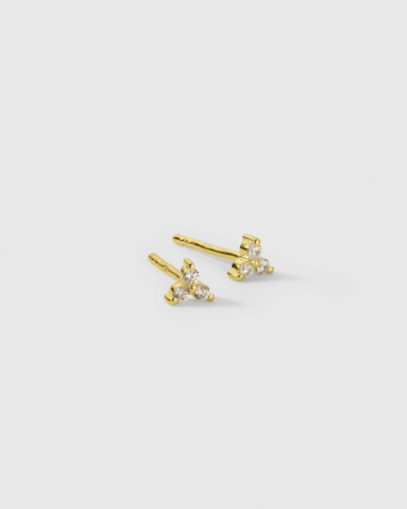 Celestia Triple Stone Studs Earrings Gold in der Gruppe Ohrringe / Goldohrringe bei SCANDINAVIAN JEWELRY DESIGN (EG1296)