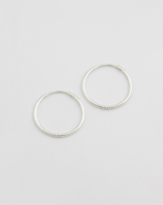 Beloved Medium Hoops Silver in der Gruppe Ohrringe / Silberohrringe  bei SCANDINAVIAN JEWELRY DESIGN (ES1132)