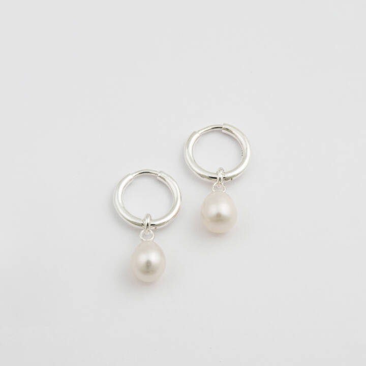 Treasure Pearl Hoops Silber in der Gruppe Ohrringe / Silberohrringe  bei SCANDINAVIAN JEWELRY DESIGN (ES1210)