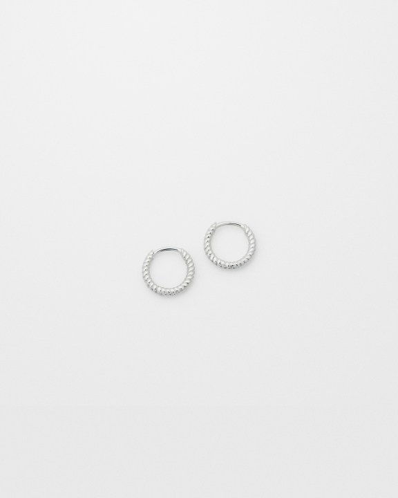 Beloved Twisted Small Hoops Silver in der Gruppe Ohrringe / Silberohrringe  bei SCANDINAVIAN JEWELRY DESIGN (ES1258)