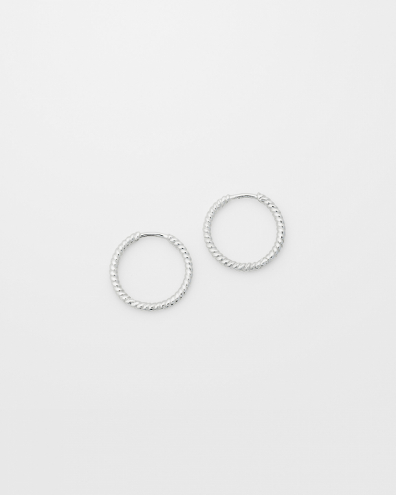 Beloved Twisted Medium Hoops Silver in der Gruppe Ohrringe / Silberohrringe  bei SCANDINAVIAN JEWELRY DESIGN (ES1259)