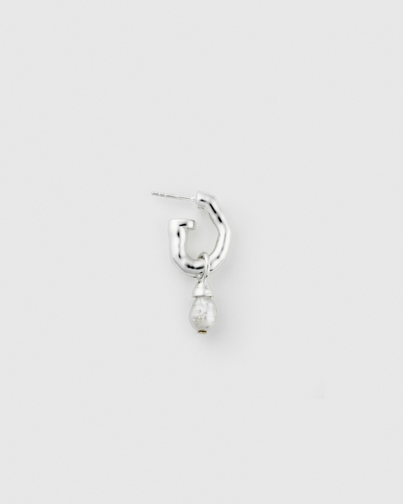 Mary Short Single Earring Silver in der Gruppe Ohrringe / Perlenohrringe bei SCANDINAVIAN JEWELRY DESIGN (ES1274)
