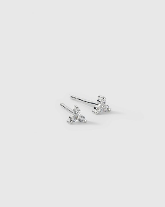 Celestia Triple Stone Studs Earrings Silver in der Gruppe Ohrringe / Silberohrringe  bei SCANDINAVIAN JEWELRY DESIGN (ES1296)
