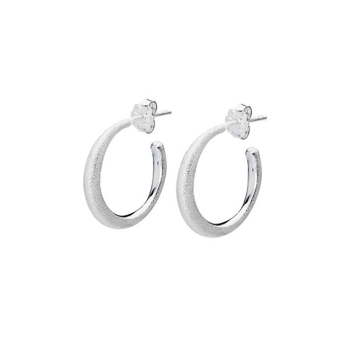 Les Amis hoops matte Silber in der Gruppe Ohrringe / Silberohrringe  bei SCANDINAVIAN JEWELRY DESIGN (LAS-E1M100-S)