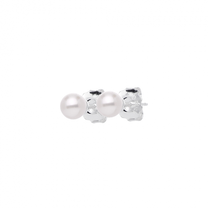 Petite Pearl single studs Silver in der Gruppe Ohrringe / Perlenohrringe bei SCANDINAVIAN JEWELRY DESIGN (PPL-E12S00-S)