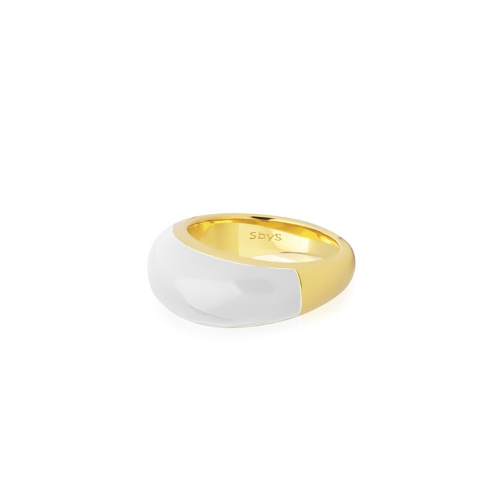 Enamel bold ring white in der Gruppe Ringe / Goldringe bei SCANDINAVIAN JEWELRY DESIGN (R2202GPEW)