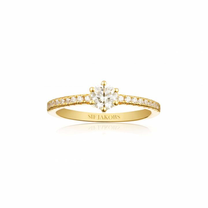 ELLERA UNO GRANDE Ring Vita Zirkoner Gold in der Gruppe Ringe / Goldringe bei SCANDINAVIAN JEWELRY DESIGN (SJ-R42282-CZ-YG)