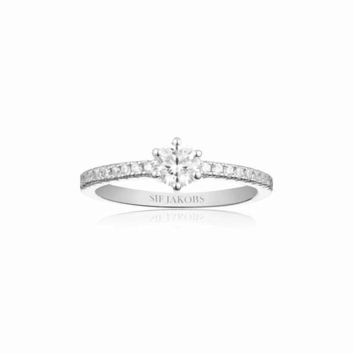 ELLERA UNO GRANDE Ring Vita Zirkoner Silber in der Gruppe Ringe / Silberringe bei SCANDINAVIAN JEWELRY DESIGN (SJ-R42282-CZ)