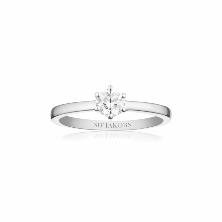 ELLERA UNO PIANURA GRANDE Ring Vita Zirkoner Silber in der Gruppe Ringe / Silberringe bei SCANDINAVIAN JEWELRY DESIGN (SJ-R42283-CZ)