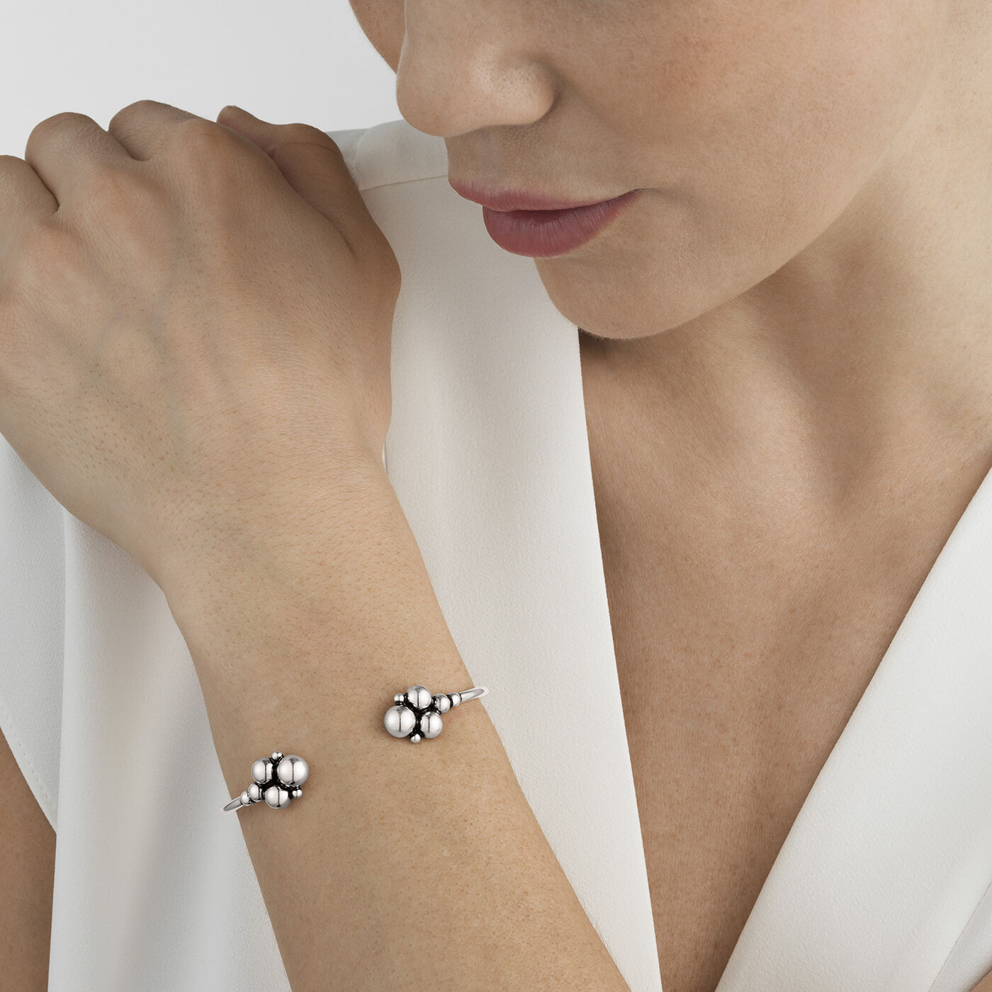 MOONLIGHT GRAPES OPEN BANGLE Armbänder Silber